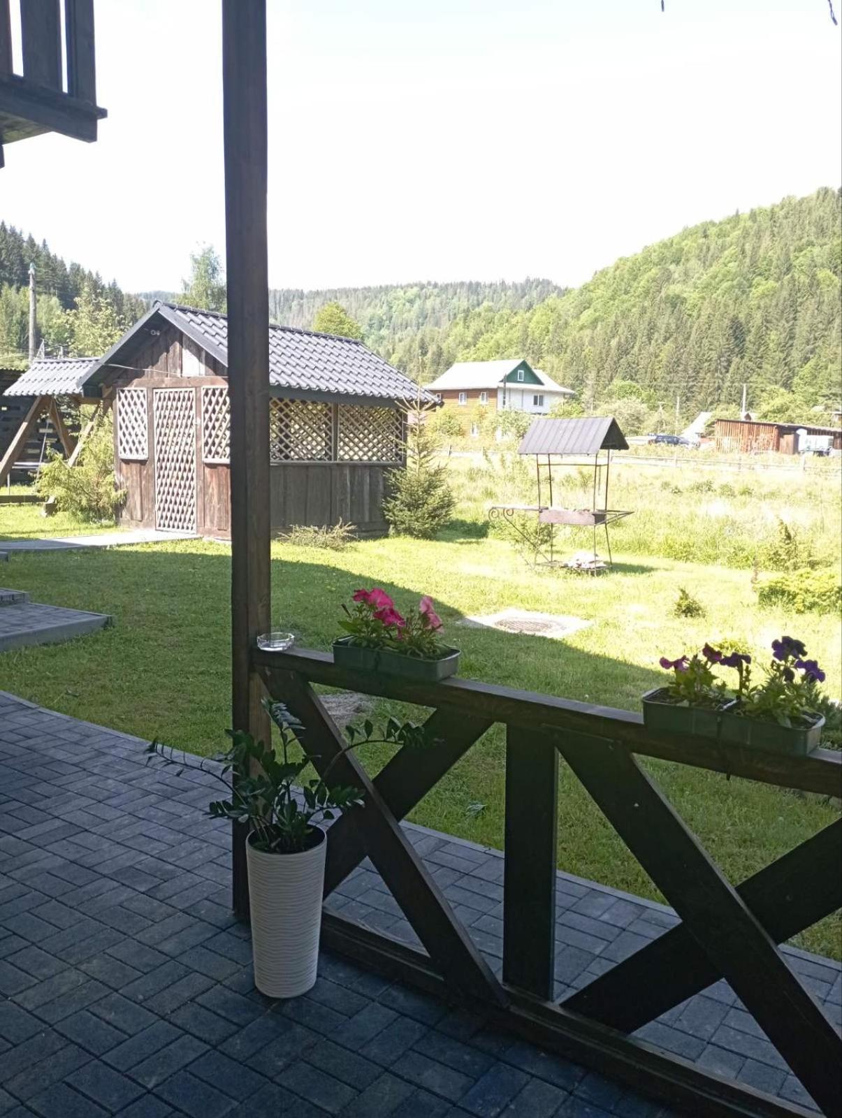 Penzion U Anastasii I Sofii Bilya Richki Mykulyčyn Exteriér fotografie